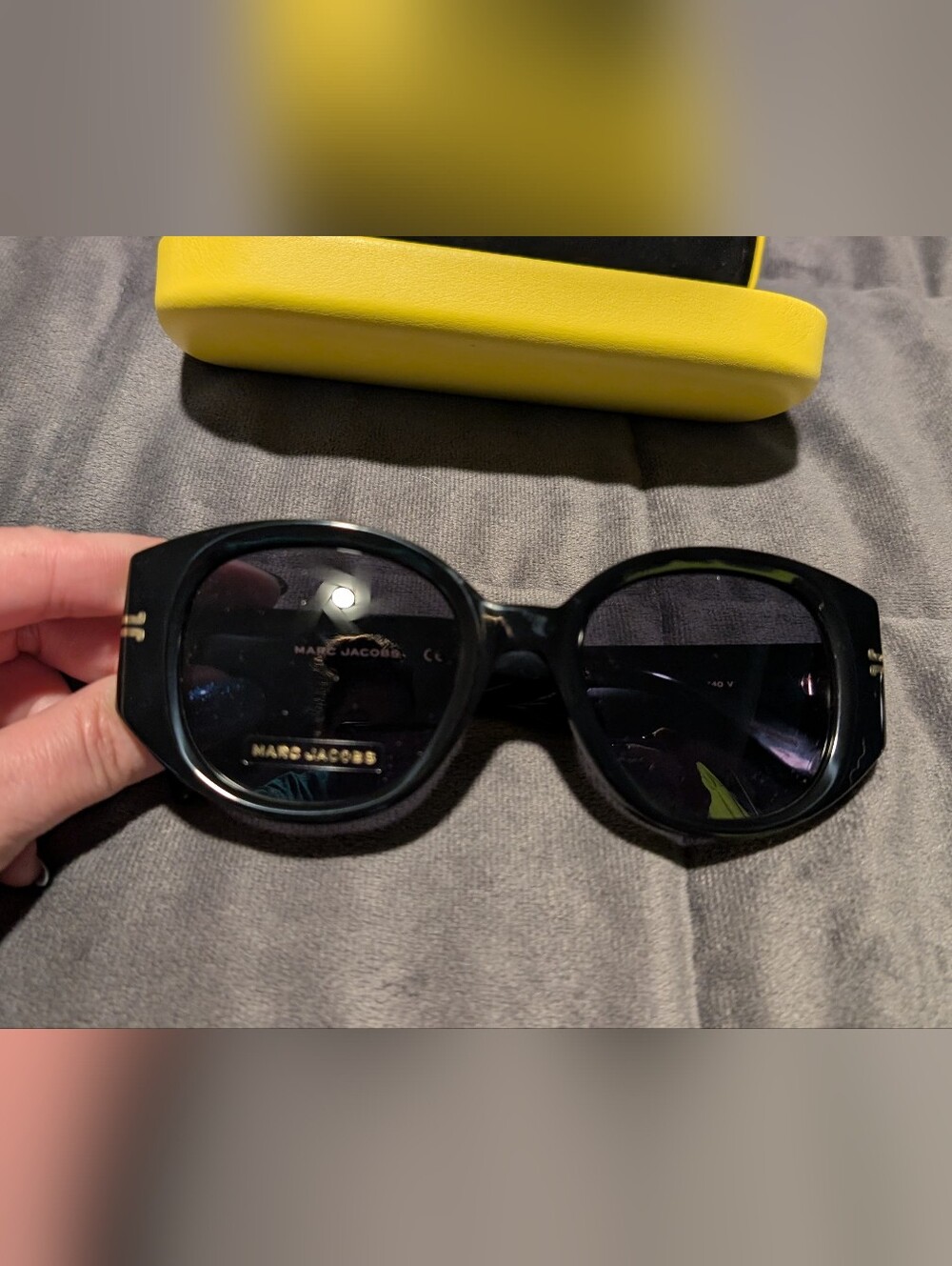 New Marc Jacobs Women’s Black Sunglasses with Yellow Case - Full Set - Picture 7 of 8